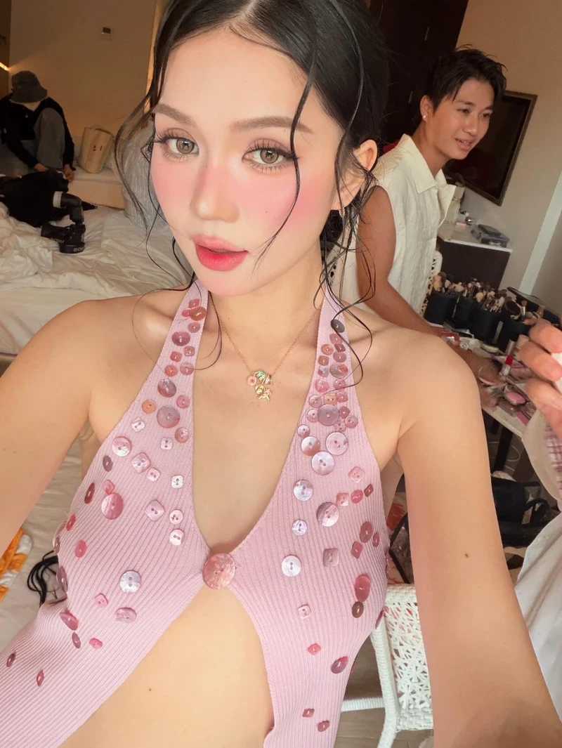 Ảnh Ngọc Trinh không che ngực đầy nóng bỏng