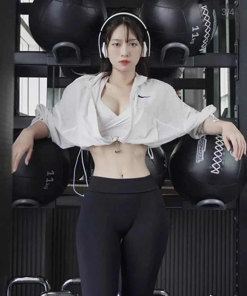 Ảnh gái xinh mặc đồ bó sát đầy gợi tình và quyến rũ