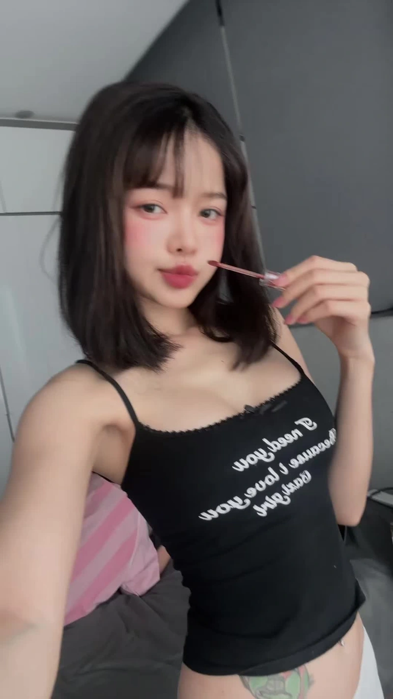 Ảnh Chu Hồng Liên khoe hàng vòng một tròn đầy gợi tình