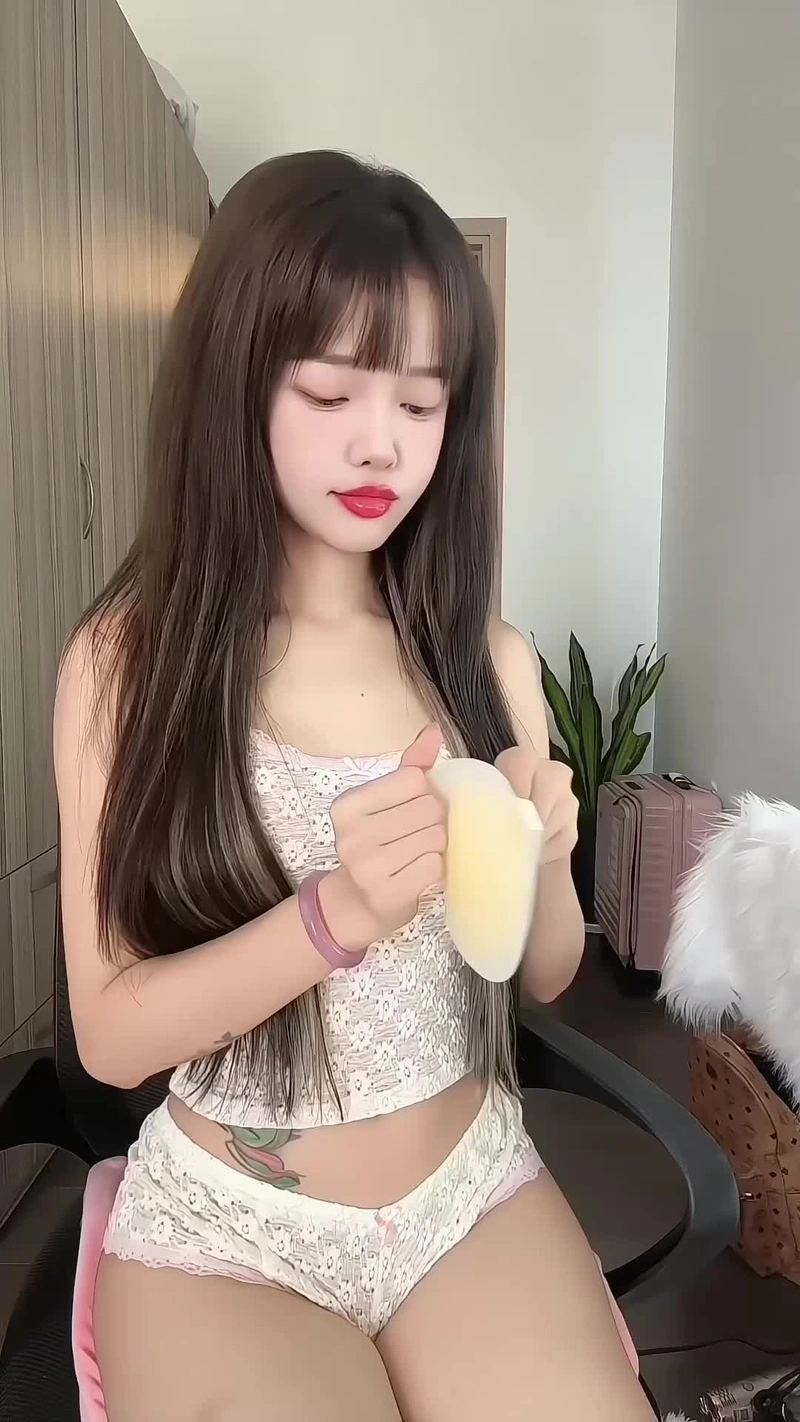 Ảnh Chu Hồng Liên show hàng vòng ba dâm đãng cuốn hút
