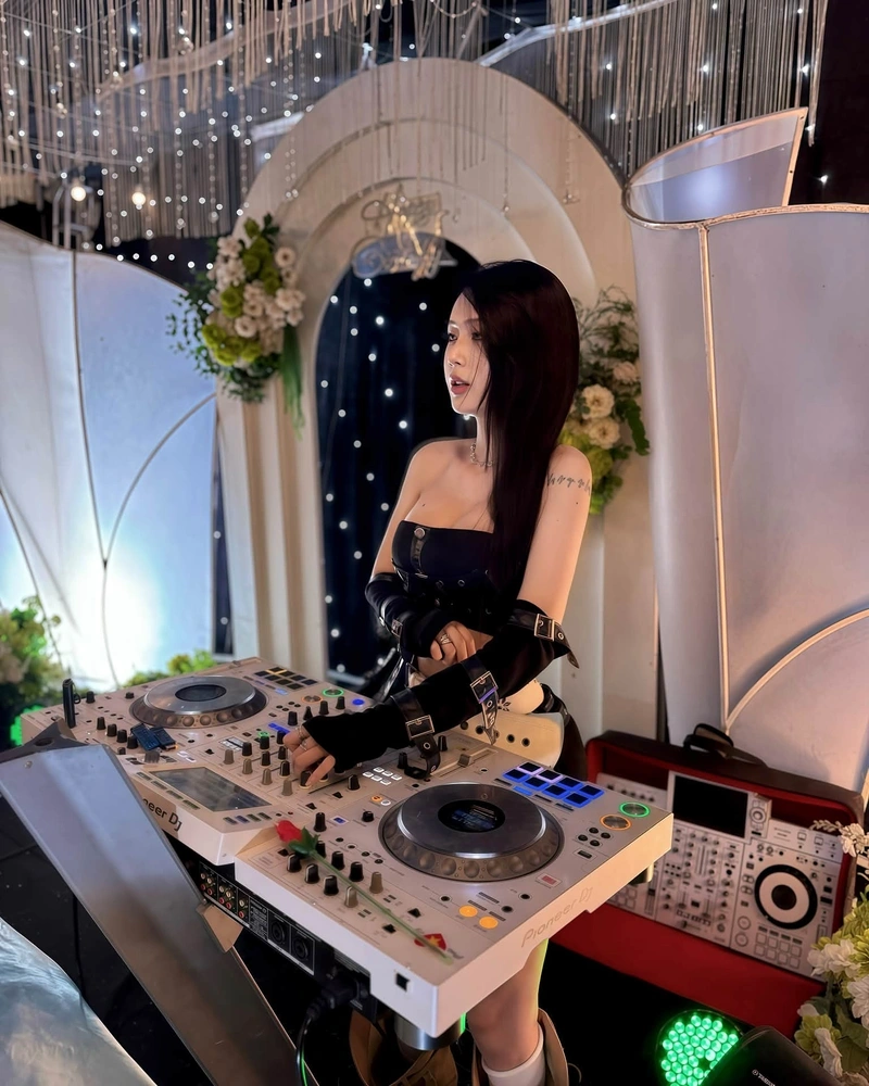 Ảnh DJ Vy Chila sexy khoe đường cong nóng bỏng full HD