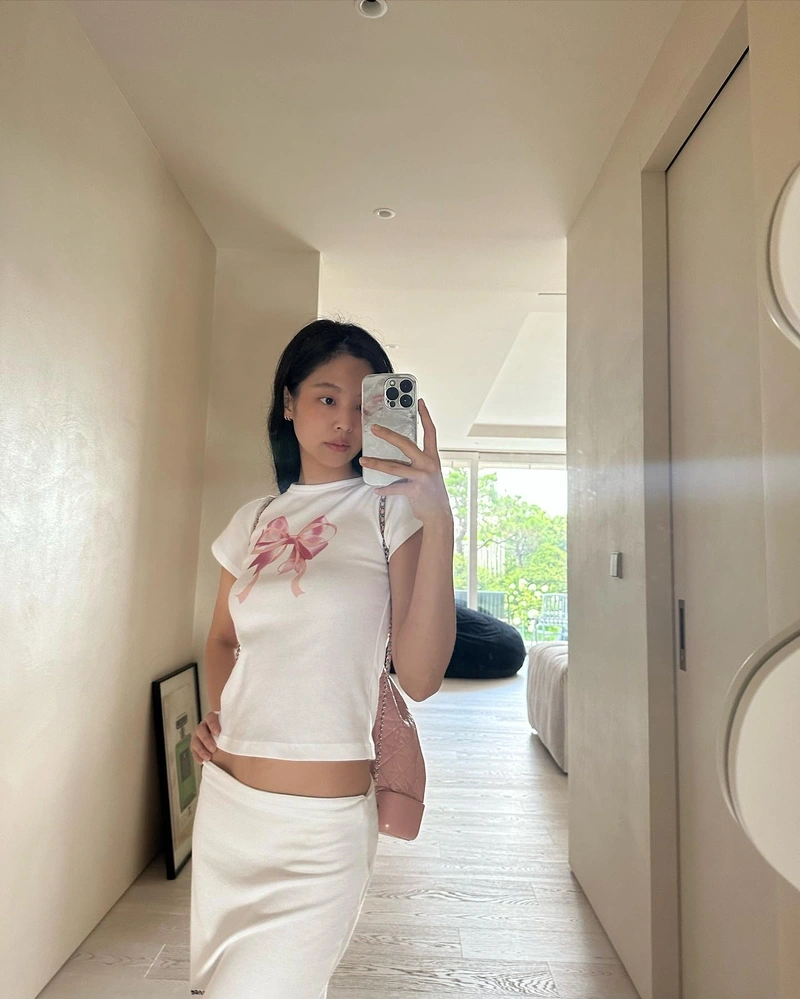 Ảnh Jennie bikini sexy vòng một to tròn cuốn hút