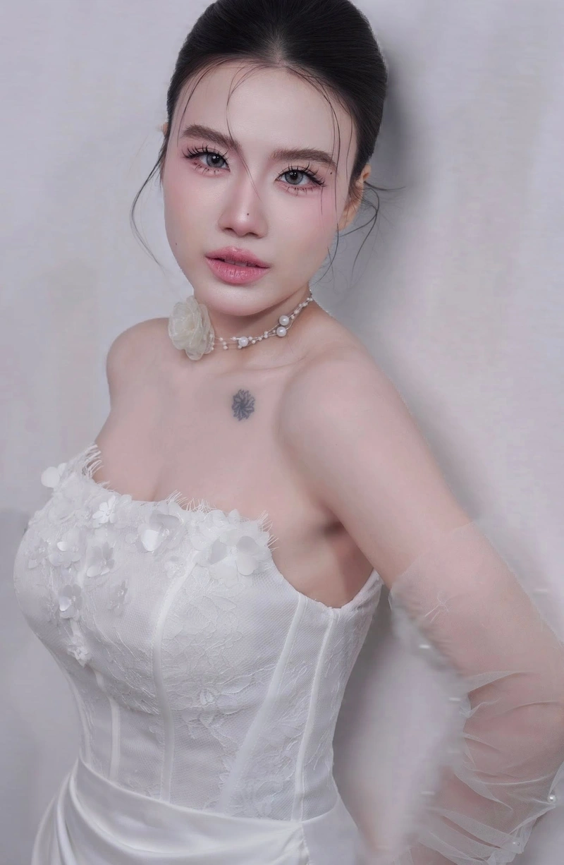 Ảnh Linh Miu bikini ôm sát cuốn hút