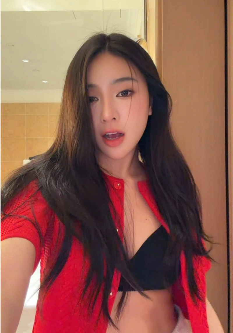 Ảnh Linh Trương sexy ngực to tròn không che