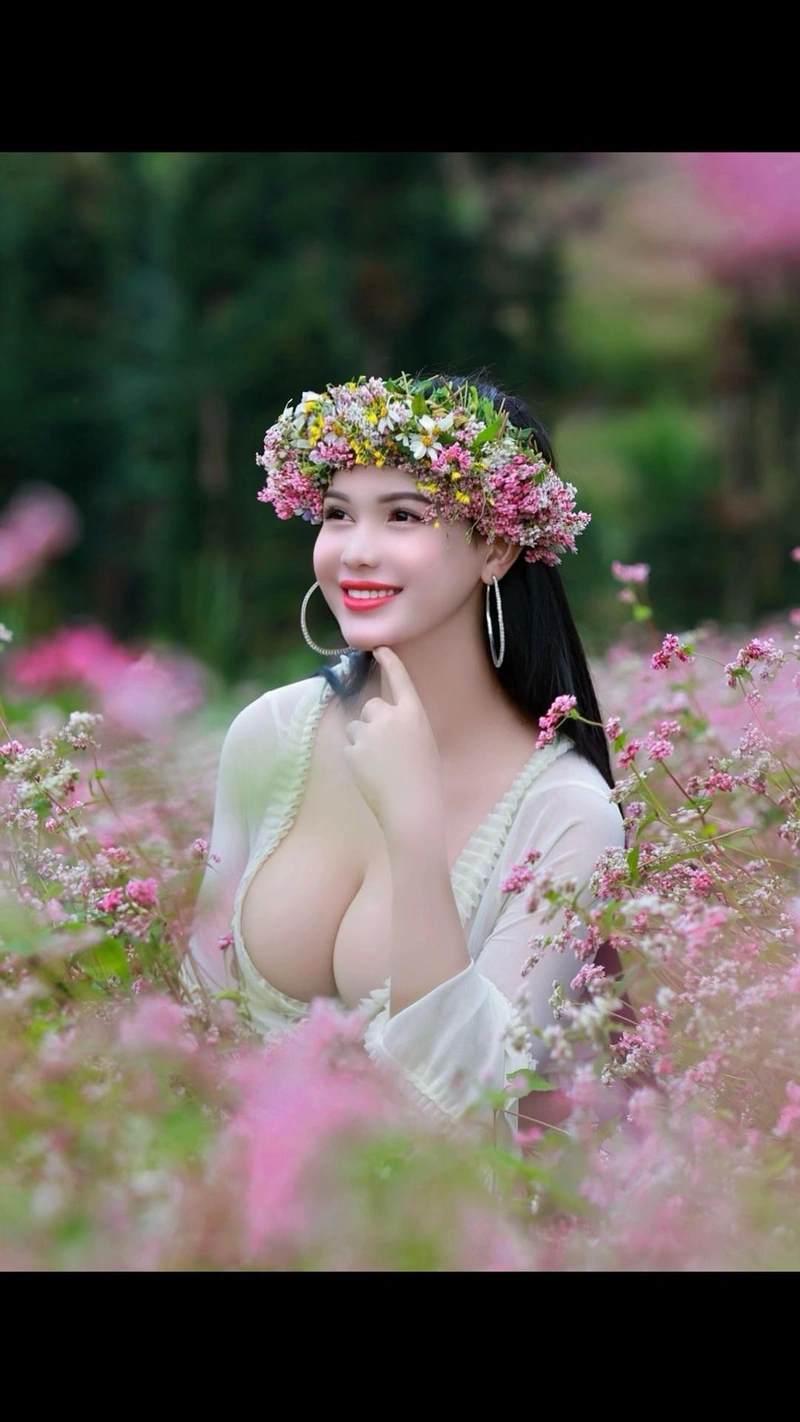 Ảnh Nguyễn Ngọc Kim Thảo lột đồ khoe thân hình gợi dục