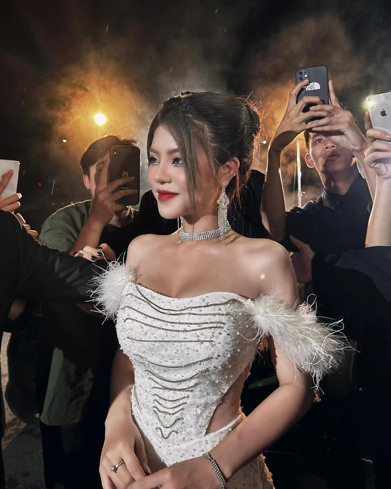 Ảnh Reency Ngô bikini gợi cảm lộ eo thon và vòng 1 căng tròn