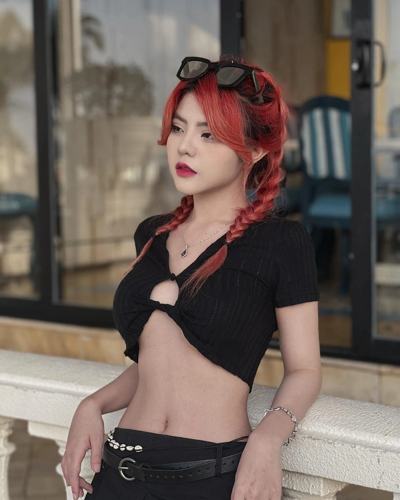 Ảnh Reency Ngô bikini sexy tư thế nằm nghiêng hút hồn