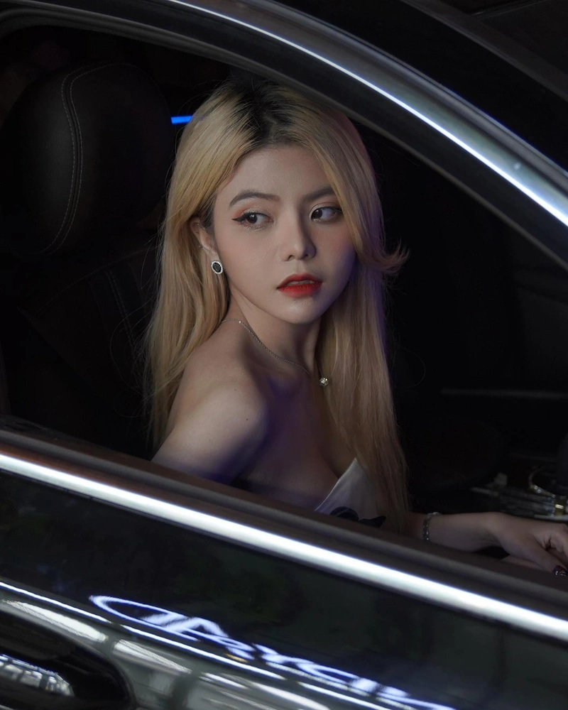 Ảnh Reency Ngô sexy vòng 1 căng đầy và mông cong hút hồn