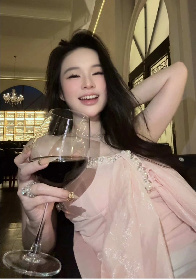 Ảnh Thuhuongbabyy show hàng ngực to cuốn hút mạnh