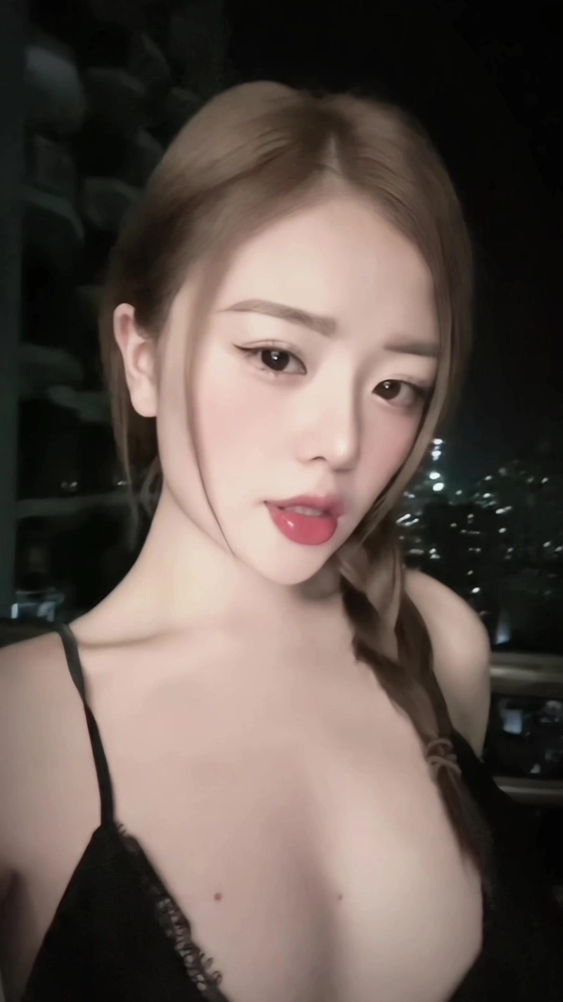 Ảnh TikToker Thảo Baby sexy lộ hàng quyến rũ không che