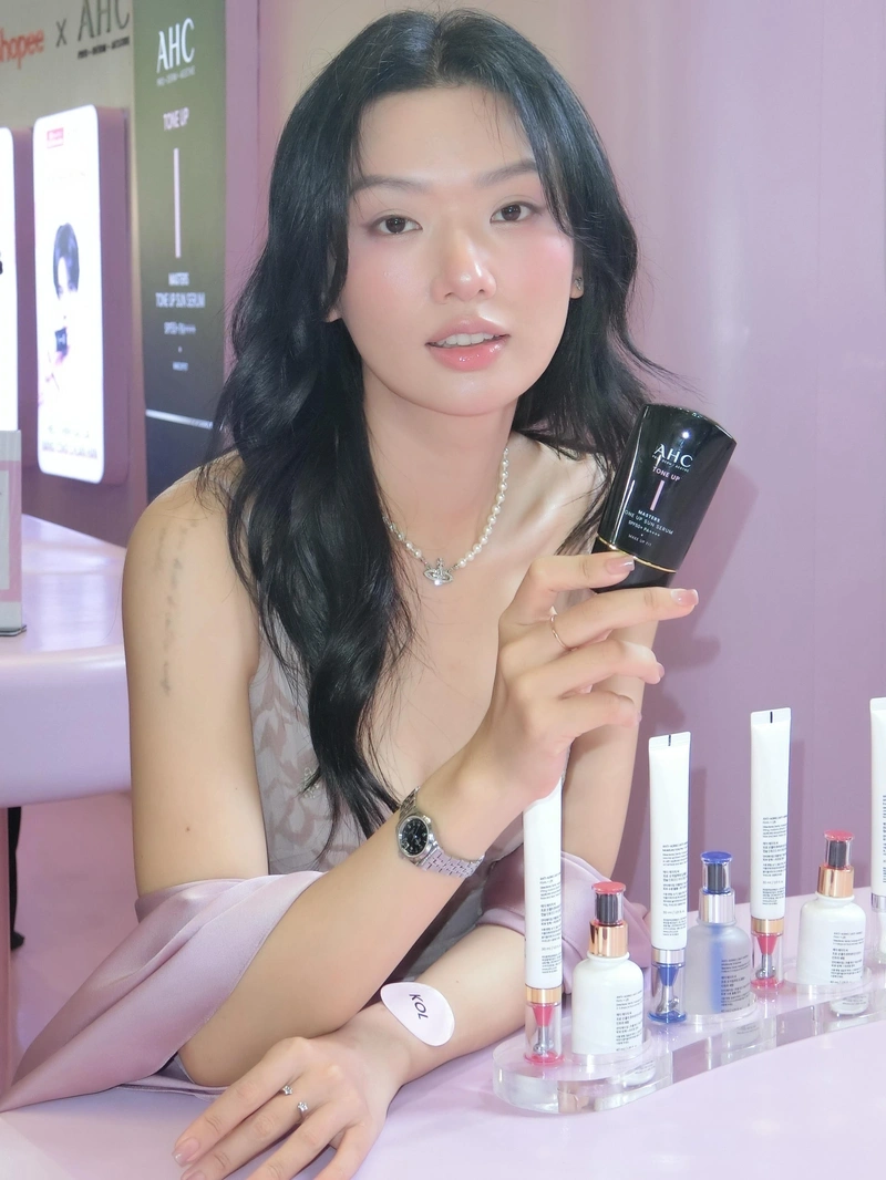 Ảnh TikToker Tống Khánh Linh cởi hết đồ