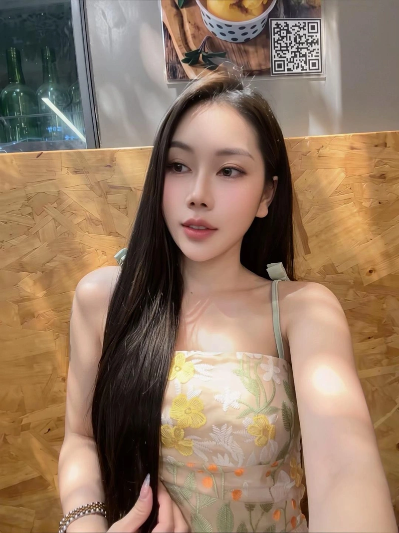 Ảnh Tuệ Vy lộ hàng ngực tròn gợi tình