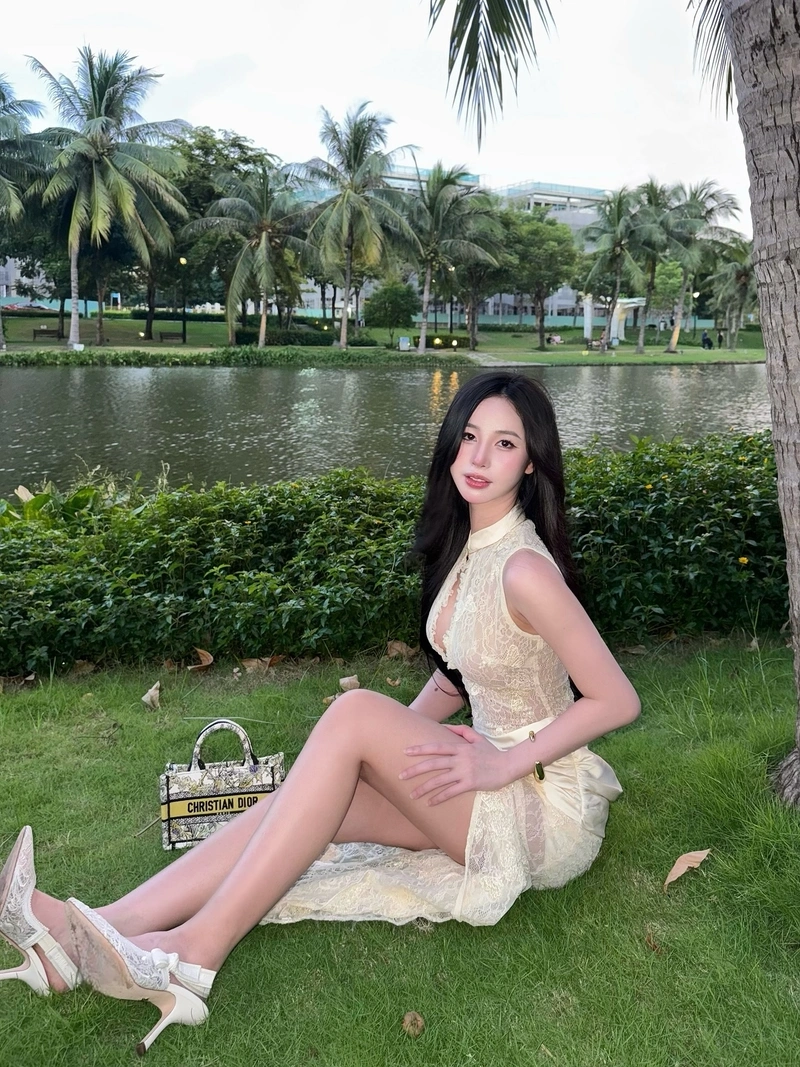 Ảnh Uyên Ni bikini đít cong nóng bỏng