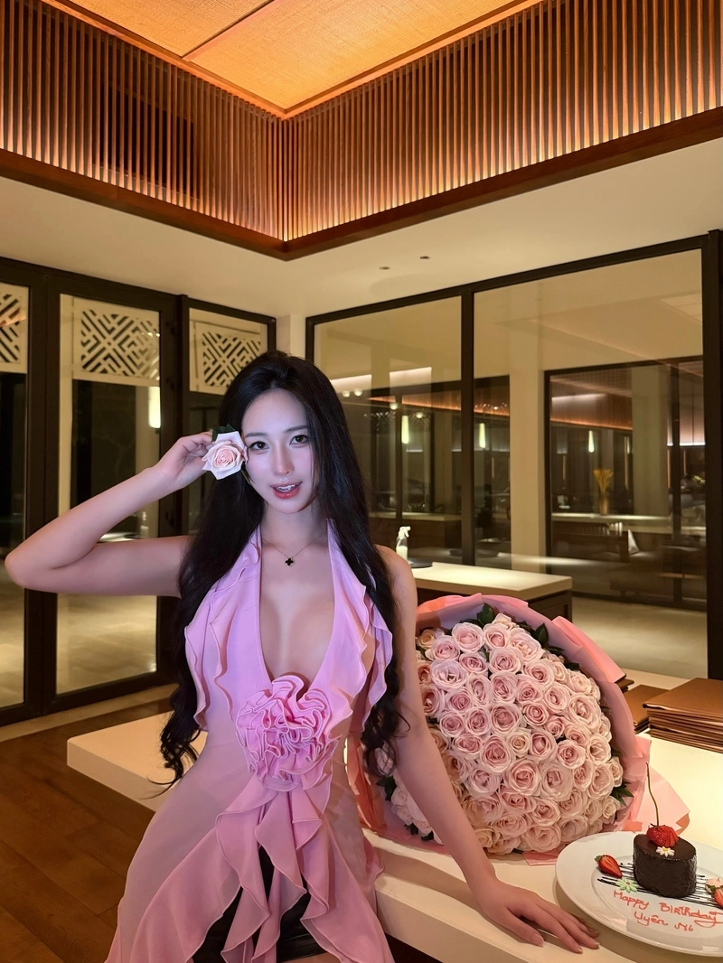 Ảnh Uyên Ni bikini mông tròn dâm đãng