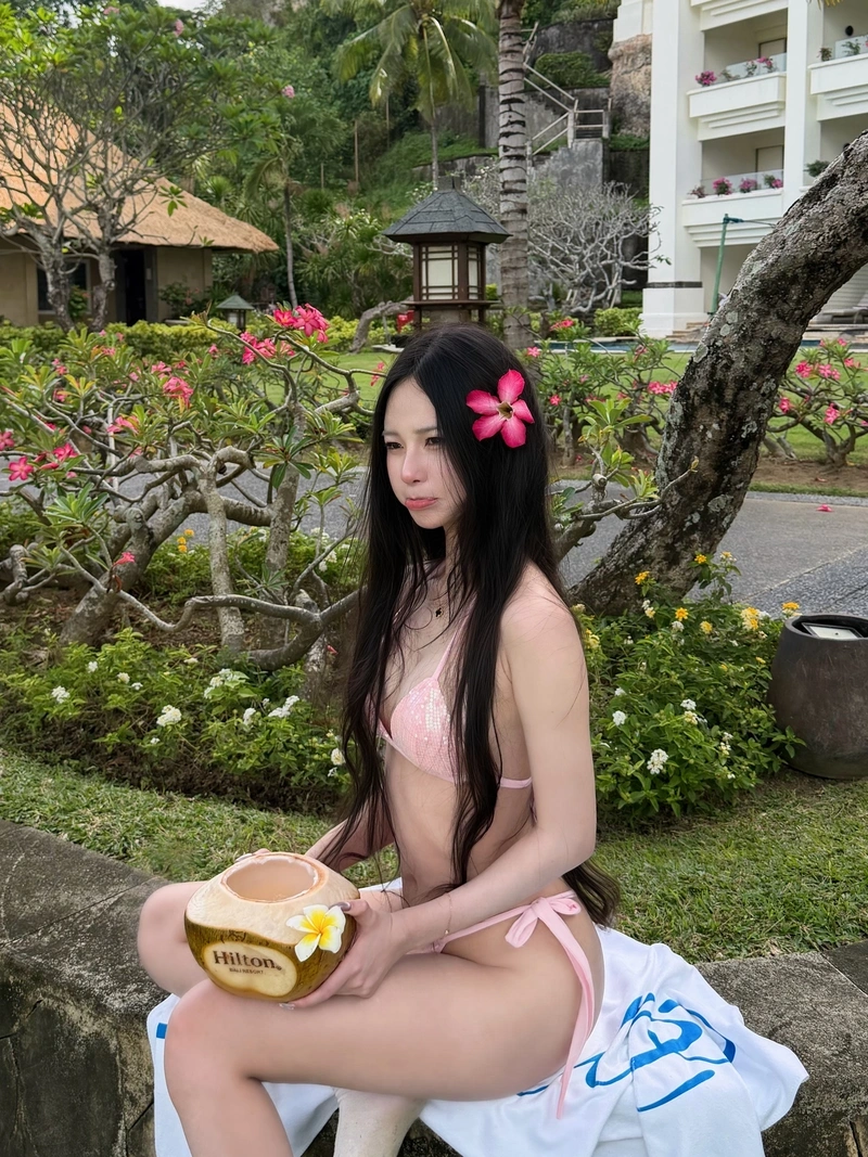 Ảnh Uyên Ni bikini ngực khủng gợi tình