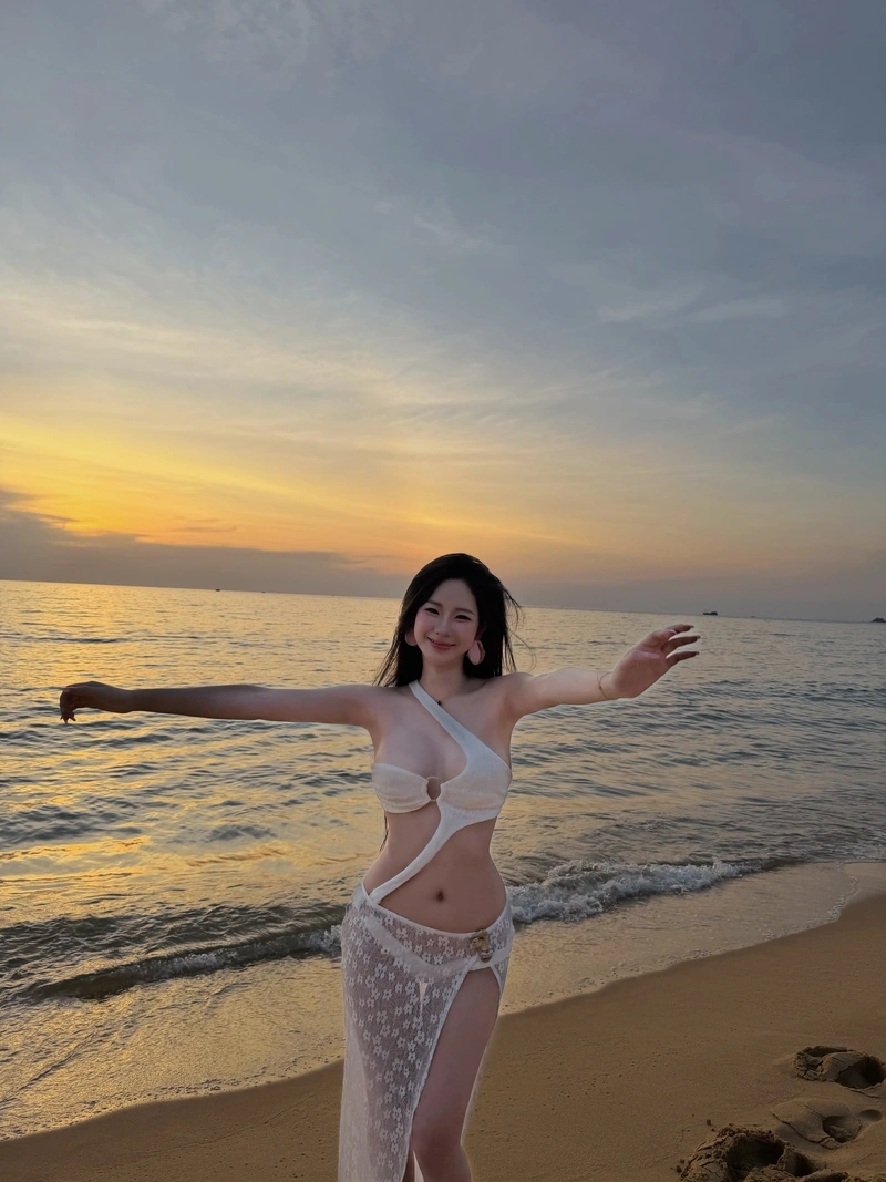 Ảnh Uyên Ni bikini vòng 3 căng tròn hút hồn
