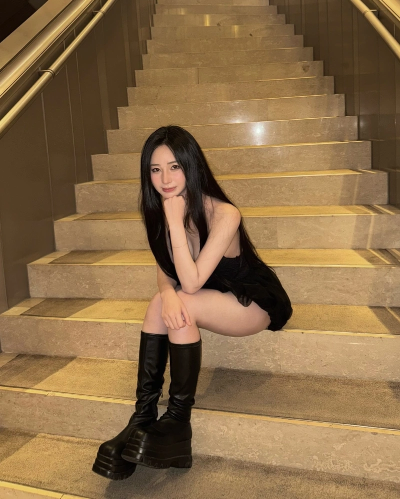 Ảnh Uyên Ni bikini vòng 3 tròn đầy gợi cảm