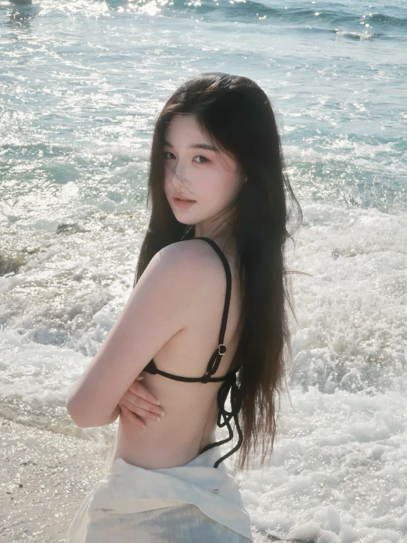Ảnh cô gái mặc bikini đen vòng một to khủng