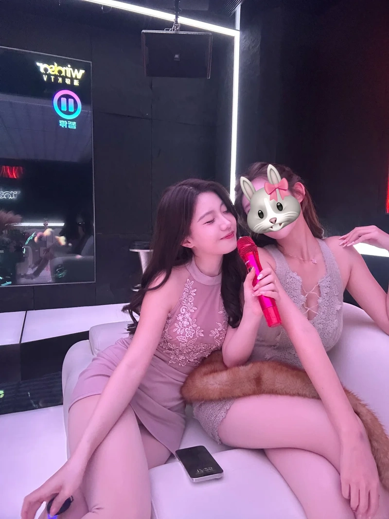 Ảnh gái karaoke khỏa thân cuốn hút