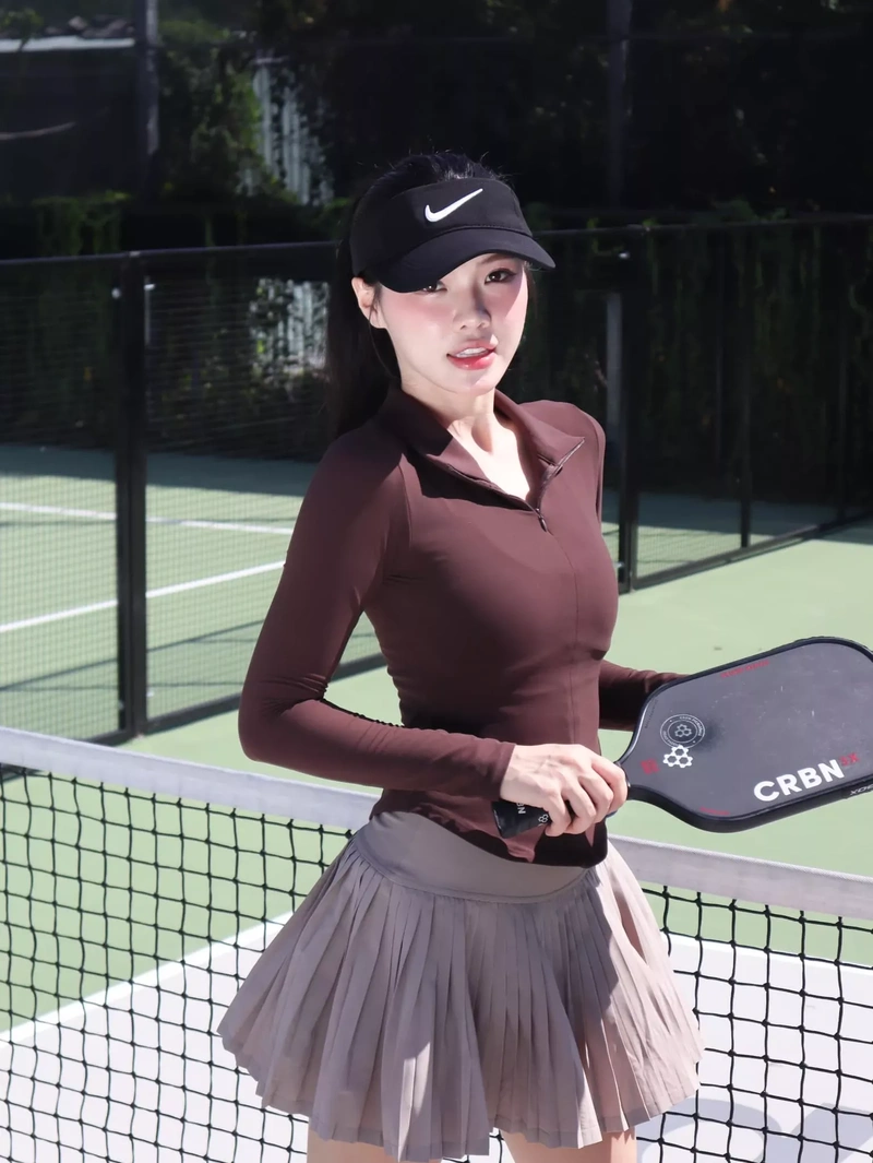 Ảnh gái xinh chơi pickleball mông căng tròn gợi dục