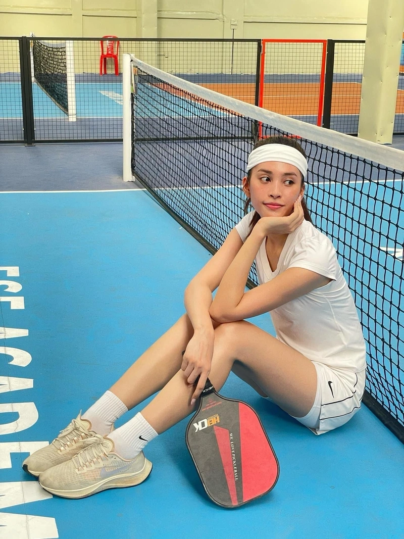 Ảnh gái xinh chơi pickleball với vòng ba căng tròn hút hồn