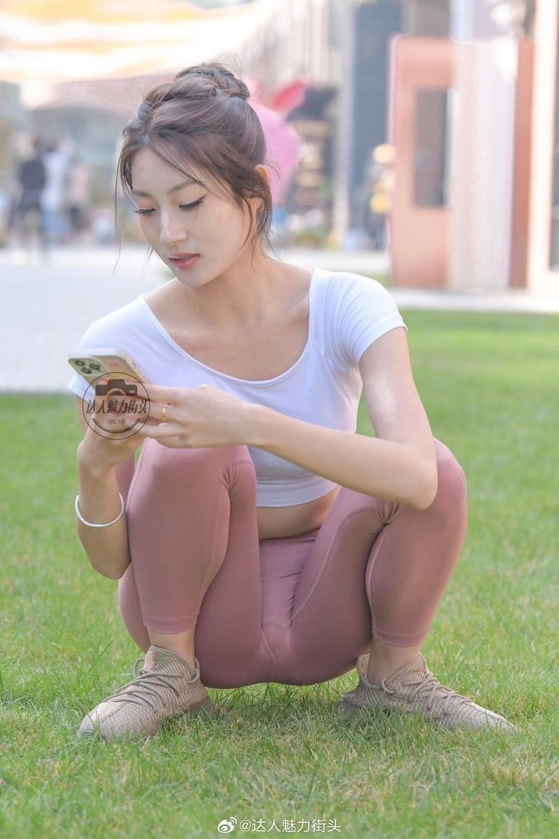 Ảnh gái xinh mặc quần legging khoe vòng một căng đầy
