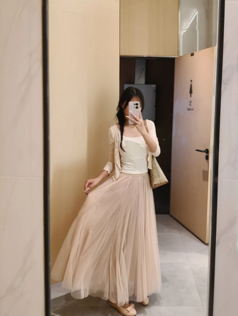 Ảnh gái xinh mặc váy lưới khỏa thân gợi dục