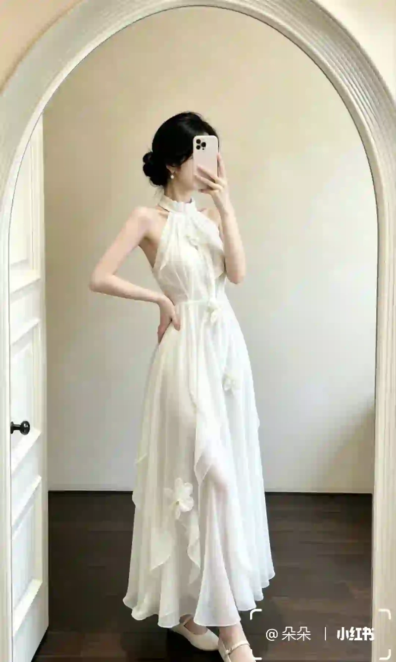 Ảnh gái xinh mặc váy lưới khoe vòng 1 tròn đầy