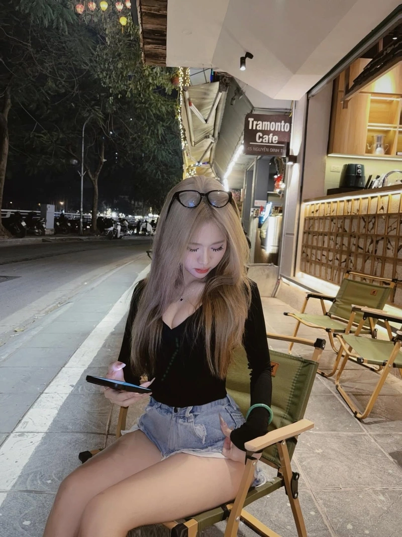 Ảnh gái xinh quần ngắn lộ hàng quyến rũ