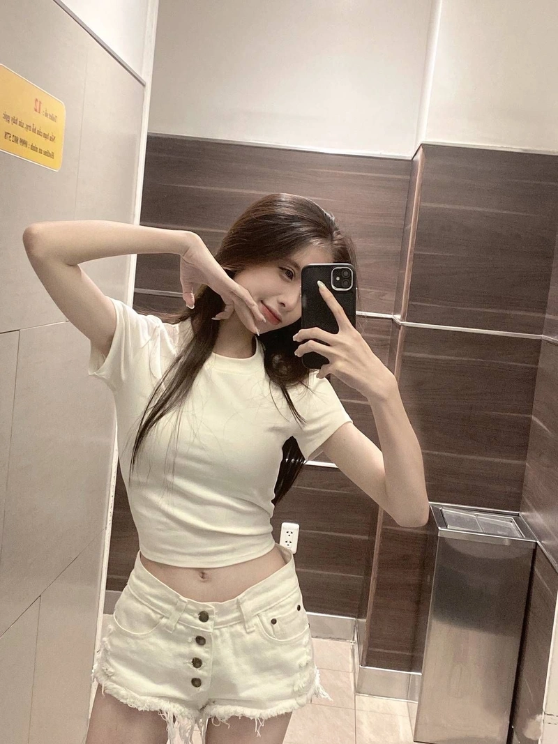 Ảnh gái xinh quần short khoe hàng cuốn hút