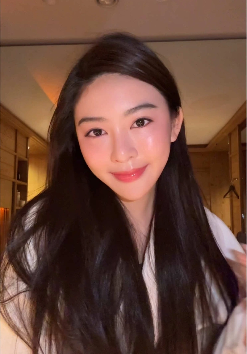 Ảnh sexy Linh Trương khoe ngực tròn căng đầy gợi dục