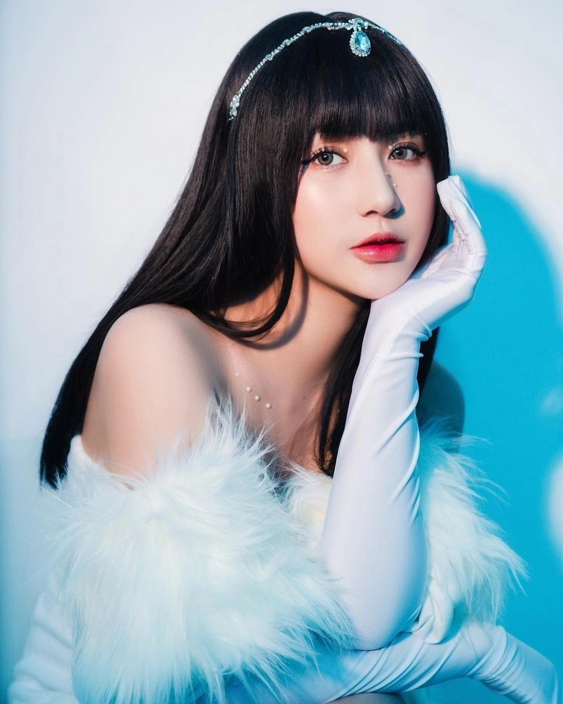 Bộ ảnh TikToker Như Lê sexy show hàng không che