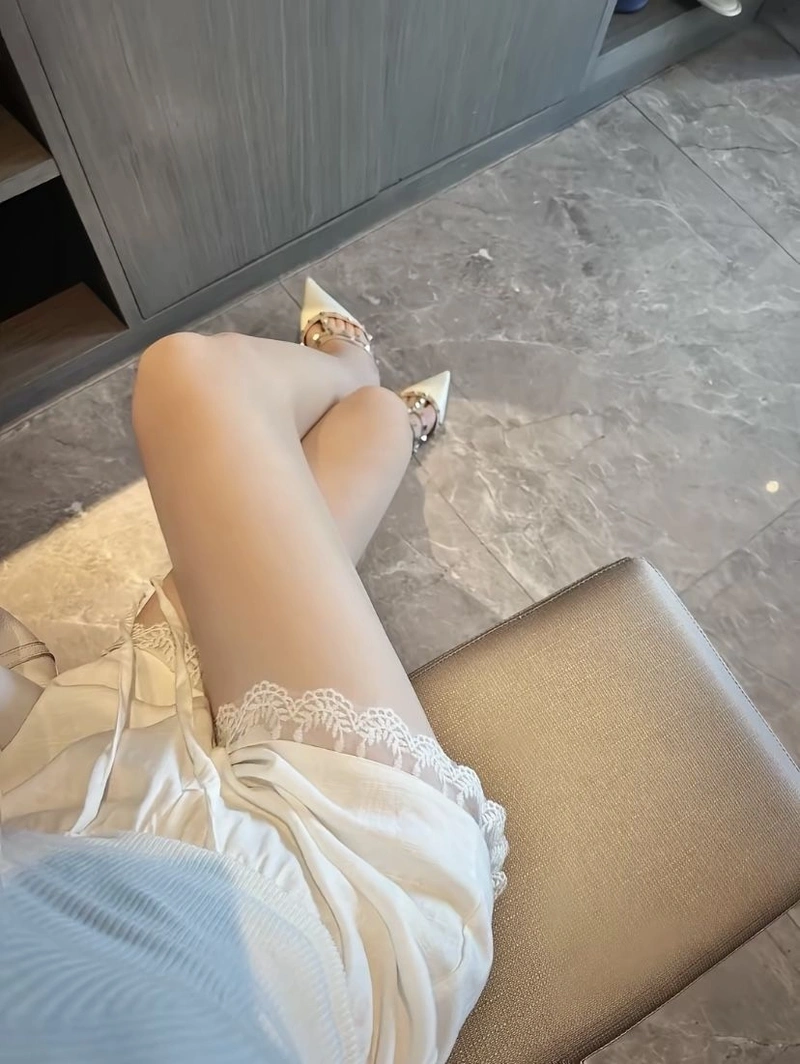 Chụp ảnh chân gái thon gọn duyên dáng
