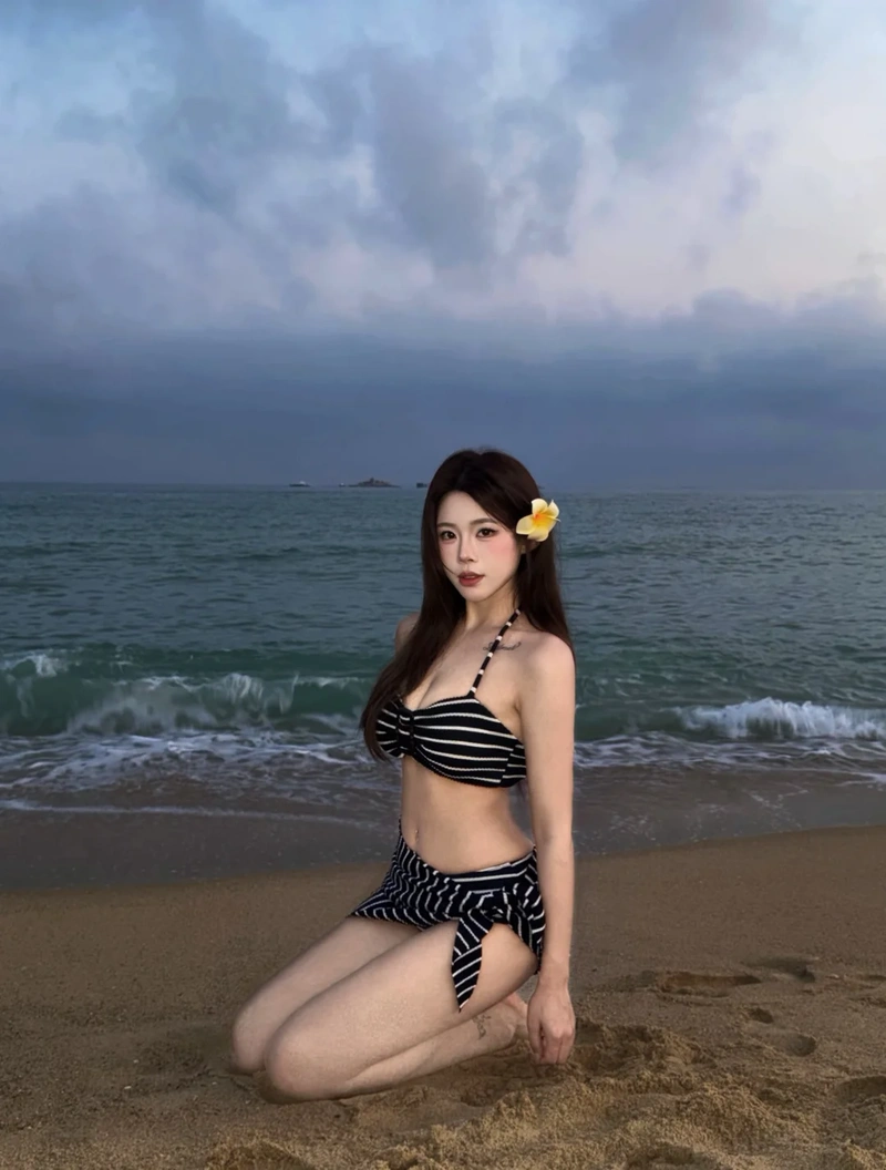 Cô gái bikini biển mông tròn gợi cảm