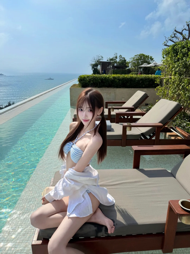 Cô gái bikini biển ngực tròn gợi cảm