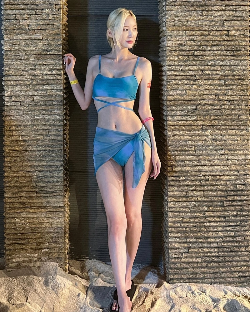 Cô gái Hàn Quốc bikini vàng gold nóng bỏng