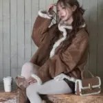 Cô gái dâm đãng mặc quần tất mỏng lộ hàng
