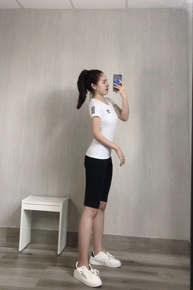 Cô gái mặc legging bó sát lộ đường cong quyến rũ