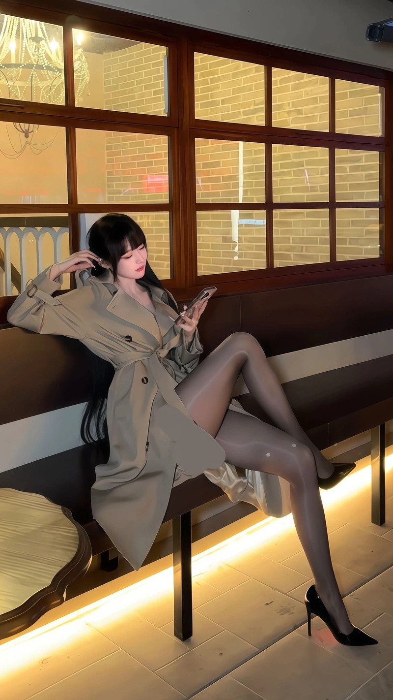 Cô gái sexy mặc quần tất da nâu khoe đít tròn
