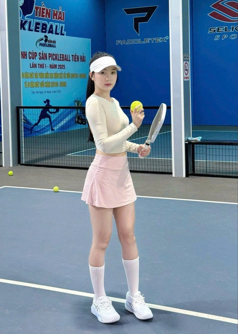 Cô gái xinh đẹp chơi pickleball khoe mông đít gợi tình