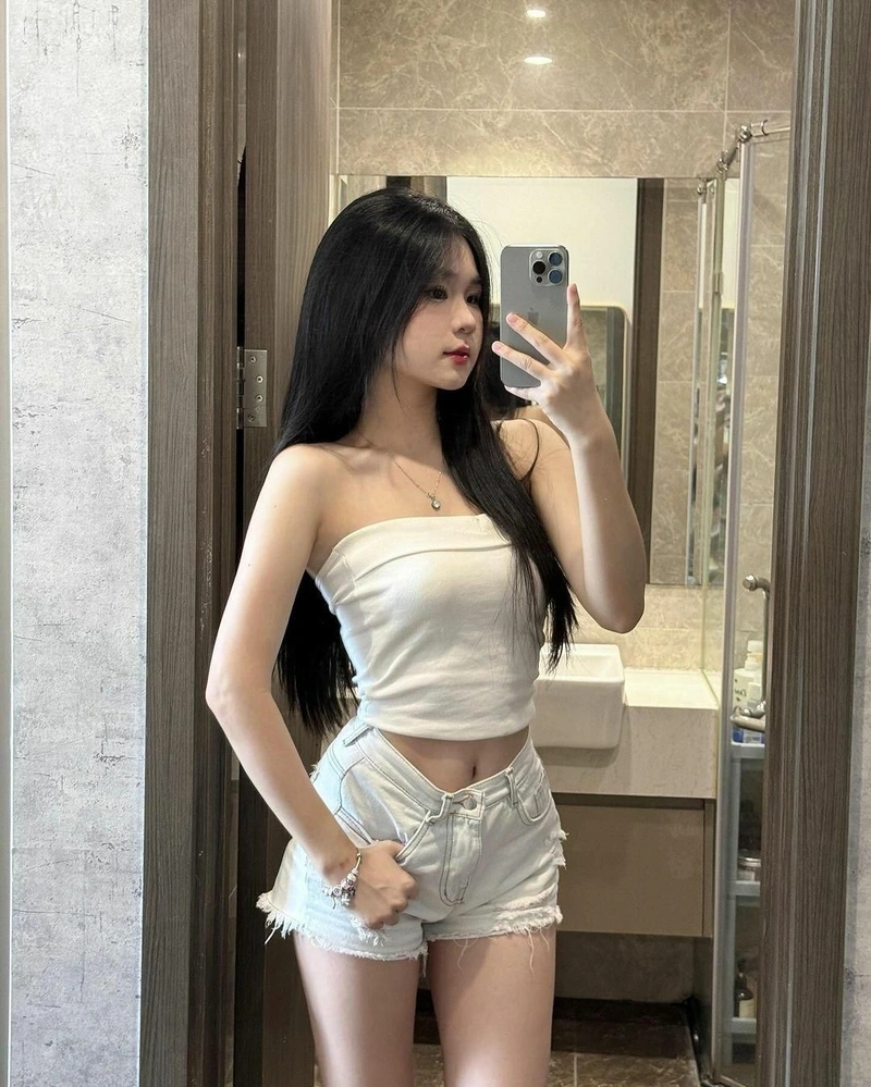 Cô gái xinh đẹp mặc quần short khoe hàng đầy đặn