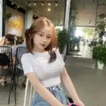 Cô gái xinh mặc quần ngắn lột đồ gợi tình