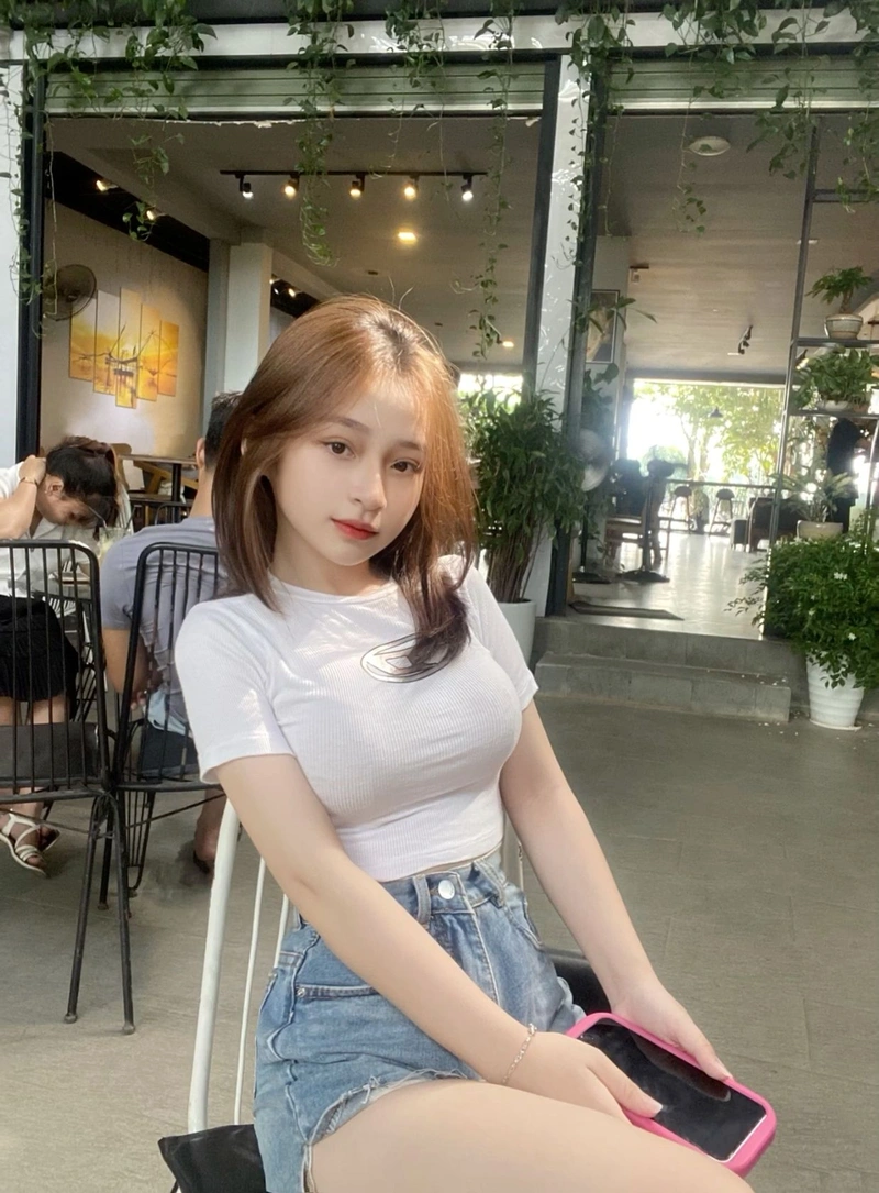 Cô gái xinh mặc quần ngắn lột đồ gợi tình