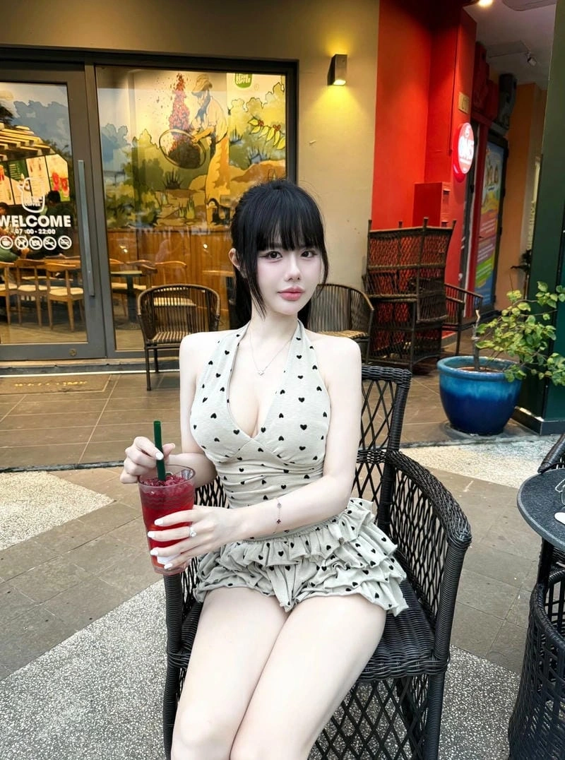 Cô giáo Hương sở hữu vẻ ngoài tươi tắn nổi bật