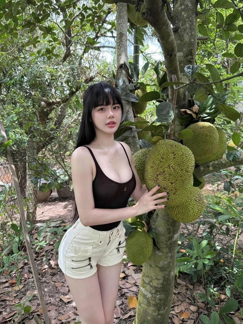 Cô giáo hương bikini sexy nổi bật cùng phong thái tự nhiên