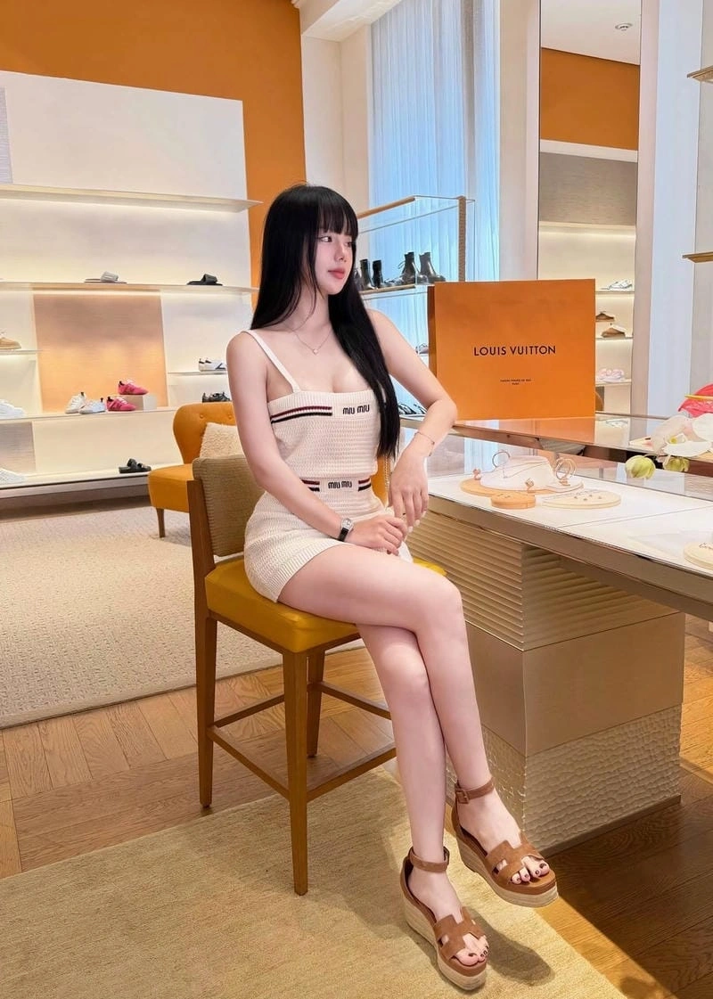 Cô giáo hương bikini sexy sở hữu diện mạo tươi tắn