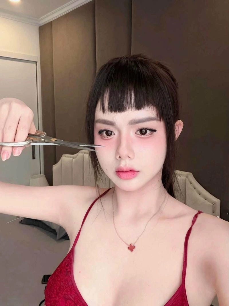 Cô giáo hương bikini sexy sở hữu thần thái nổi bật