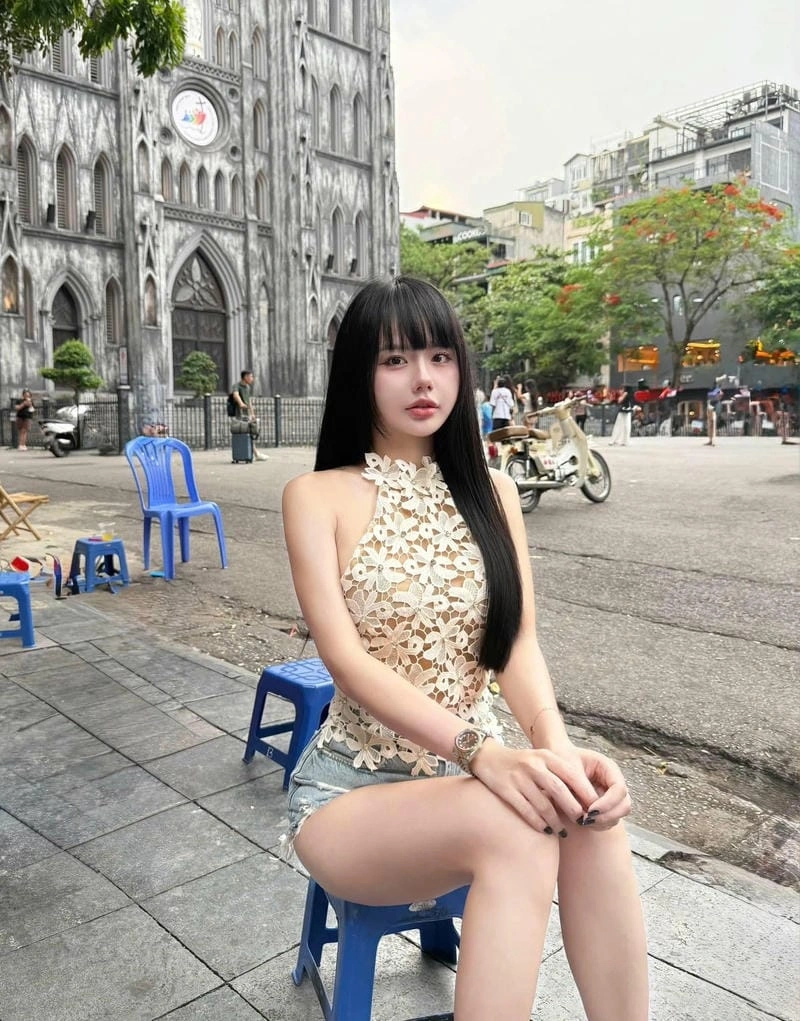 Cô giáo hương bikini sexy thể hiện diện mạo rạng rỡ