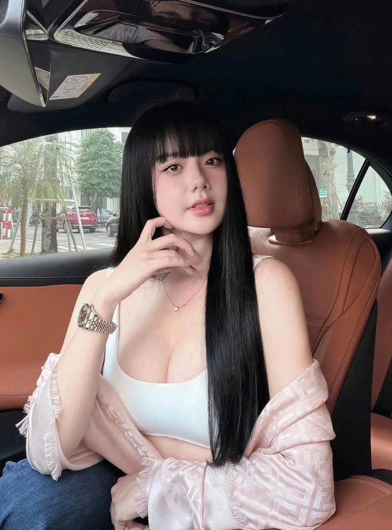 Cô giáo hương bikini sexy thể hiện thần thái thanh lịch