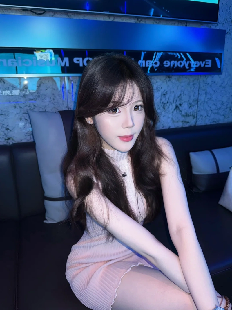 Cô nàng karaoke nude show hàng cực phẩm